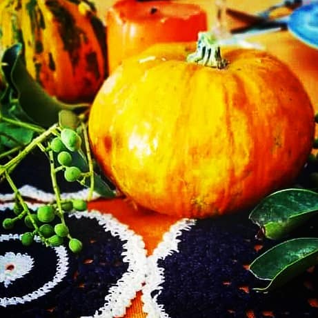 zucche che passione, piatti stile inglese, candele, centrotavola da fiaba, tavola d'autunno, tavola di ottobre, arance