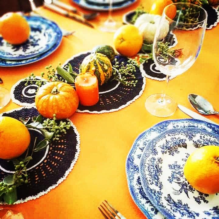 zucche che passione, piatti stile inglese, candele, centrotavola da fiaba, tavola d'autunno, tavola di ottobre, arance