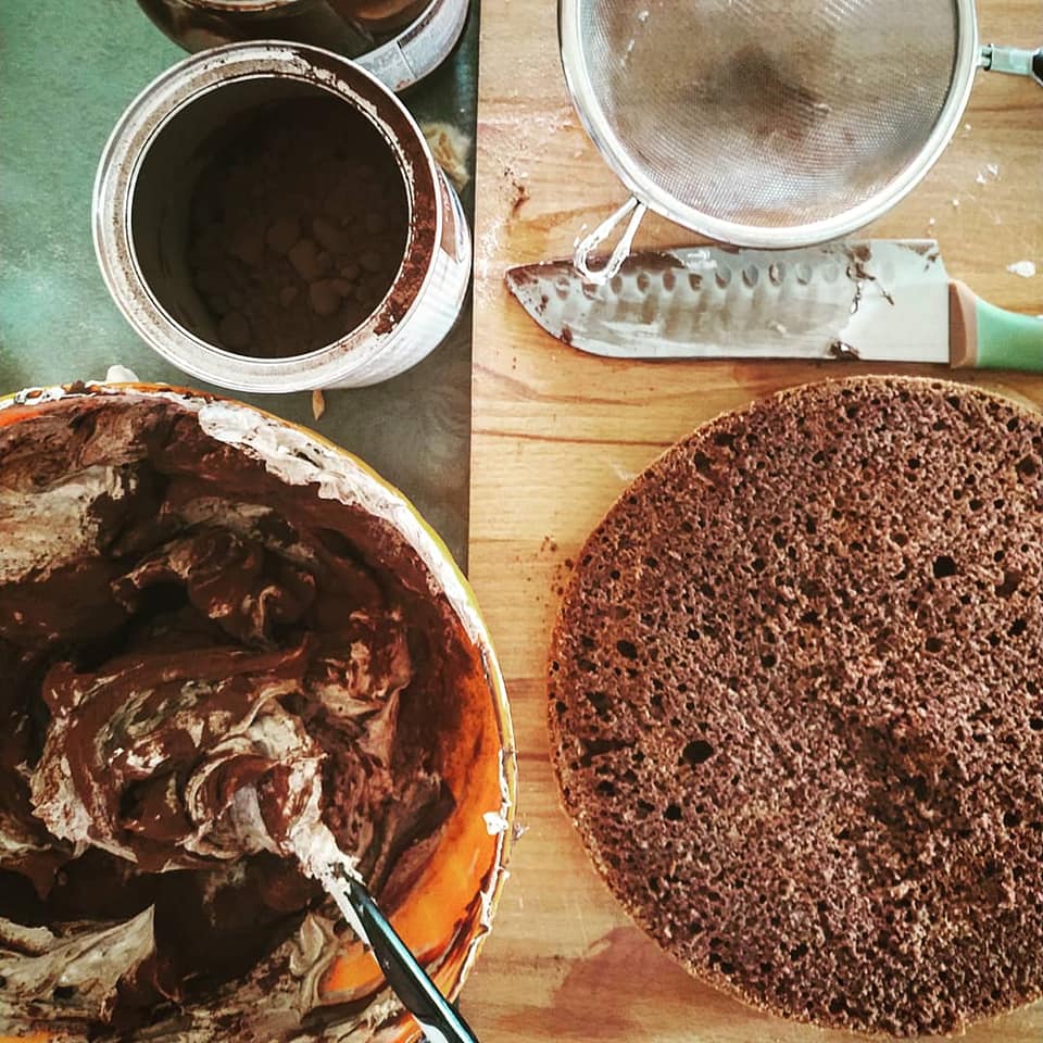 panna e fondente, cioccolato fondente, pan di spagna al cacao, lamponi, naked cake ai lamponi, torta al cioccolato