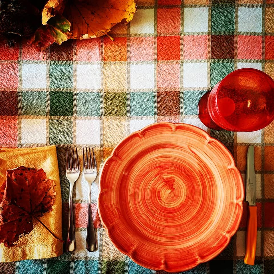 ceramica Vietrese, forchette, tovaglia a quadri,  foglie d'autunno, tavola autunnale,