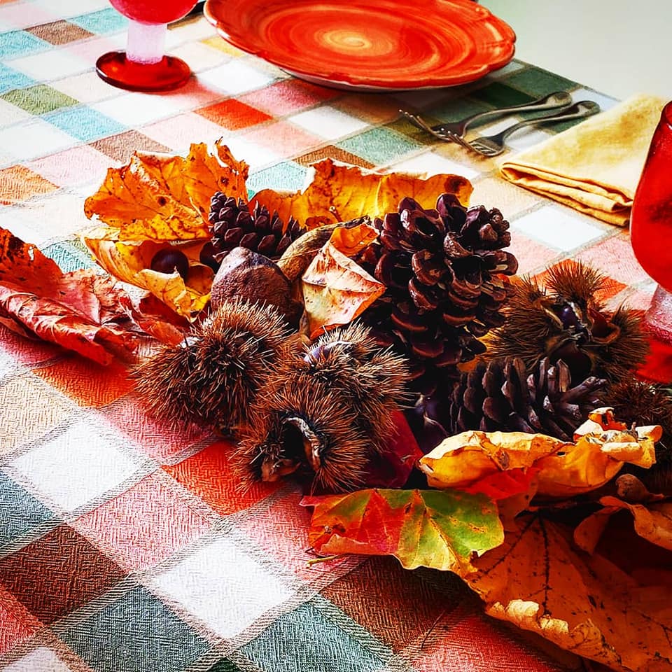 ceramica Vietrese, forchette, tovaglia a quadri,  foglie d'autunno, tavola autunnale, castagne, funghi, pigne, ricci di castagno