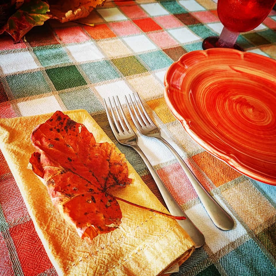 ceramica Vietrese, forchette, tovaglia a quadri,  foglie d'autunno, tavola autunnale, castagne, funghi, pigne, ricci di castagno