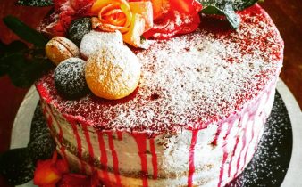 Torta di compleanno con marshmallow e macarons