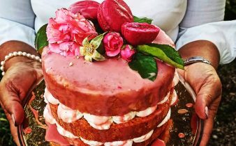 Naked cake al cioccolato bianco e macarons.