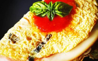 omelette con provola affumicata e basilico