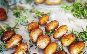 Spiedini di patate novelle aromatizzate al forno