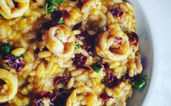 Risotto con i calamari, e spolverata di pomodori secchi.