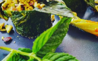 Zucchine ripiene con granella di pistacchio e fiori di zucca