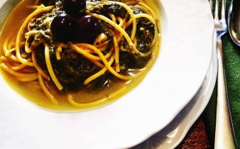 Spaghetti scarola e olive nere