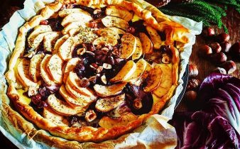 crostata di mele, frutta secca e radicchio