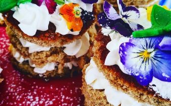 Mini naked cake con fiori eduli