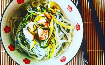 shirataki con salmone e tagliatelle di zucchine.