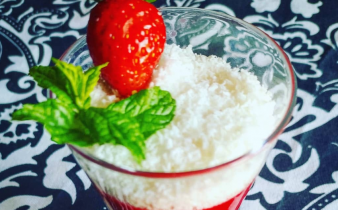 Dessert alla fragola con cocco e menta.