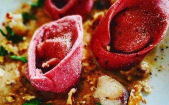 Tortelloni rossi su crema di ceci e rana pescatrice e noci