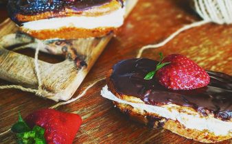 Plum-cake con panna e ganache al cioccolato.