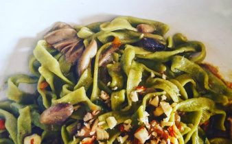 Tagliatelle al basilico con funghi porcini e mandorle